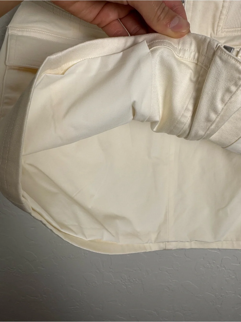ALO Yoga Night Out Cargo Mini Skirt - Ivory